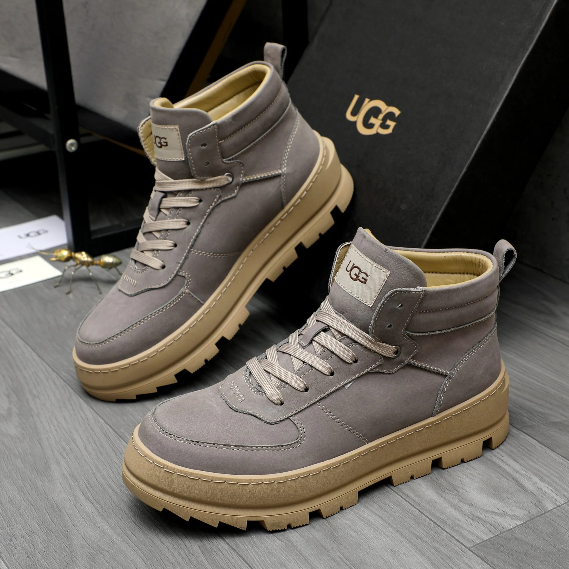 P620 Product trademark: "UGG" Gaobang men's shoes Regular size: 39-44 Product materials: Selected nubuck leather upper, wool lining, original outsole